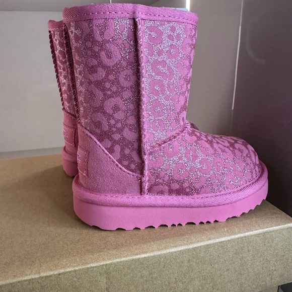Uggs - Girls' Classic II Glitter Leopard Print Boots - Walker, Toddler - Picture 3 of 7